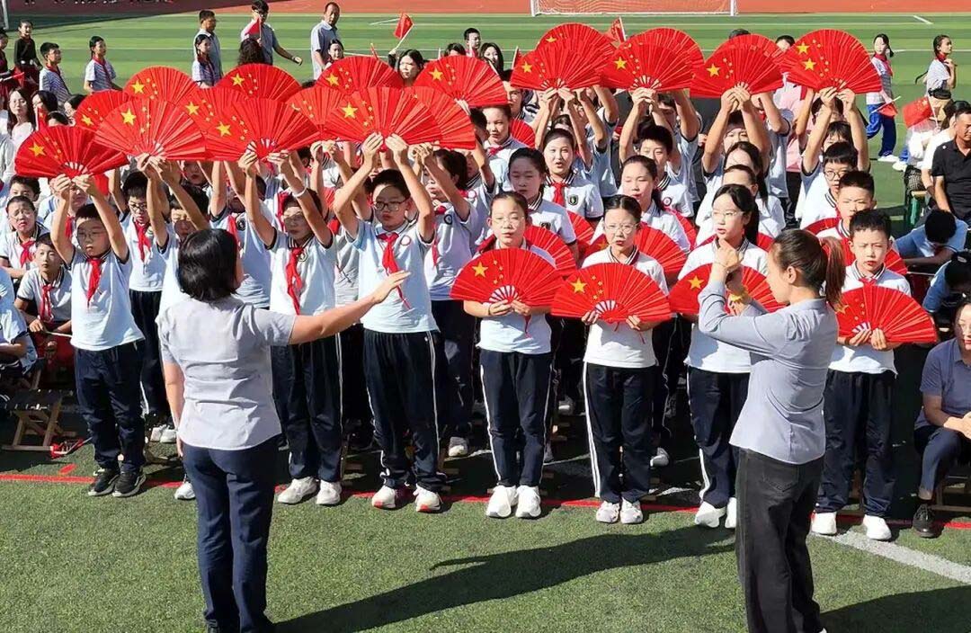 【立小•德育】泪目!六年级学生用红歌致敬信仰,回忆杀来袭,感动全场!