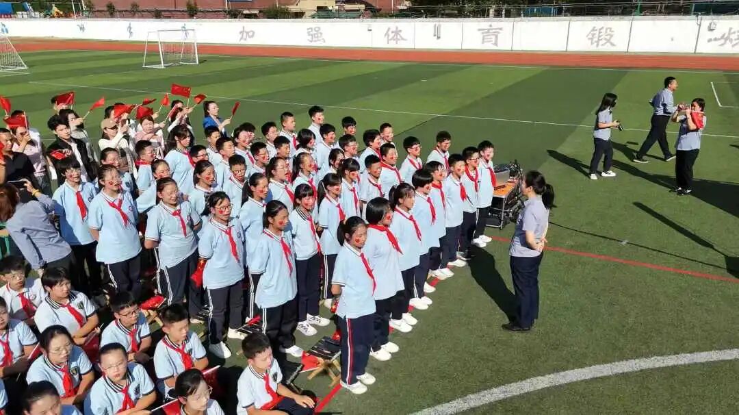 【立小•德育】泪目!六年级学生用红歌致敬信仰,回忆杀来袭,感动全场!