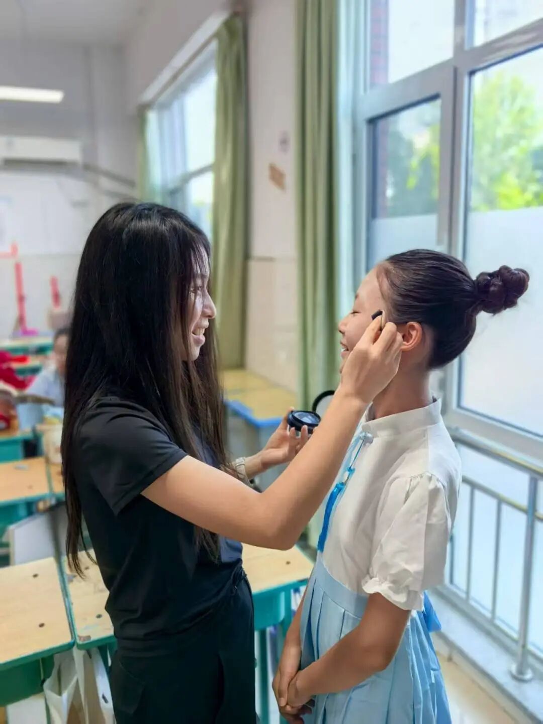 【立小•德育】泪目!六年级学生用红歌致敬信仰,回忆杀来袭,感动全场!