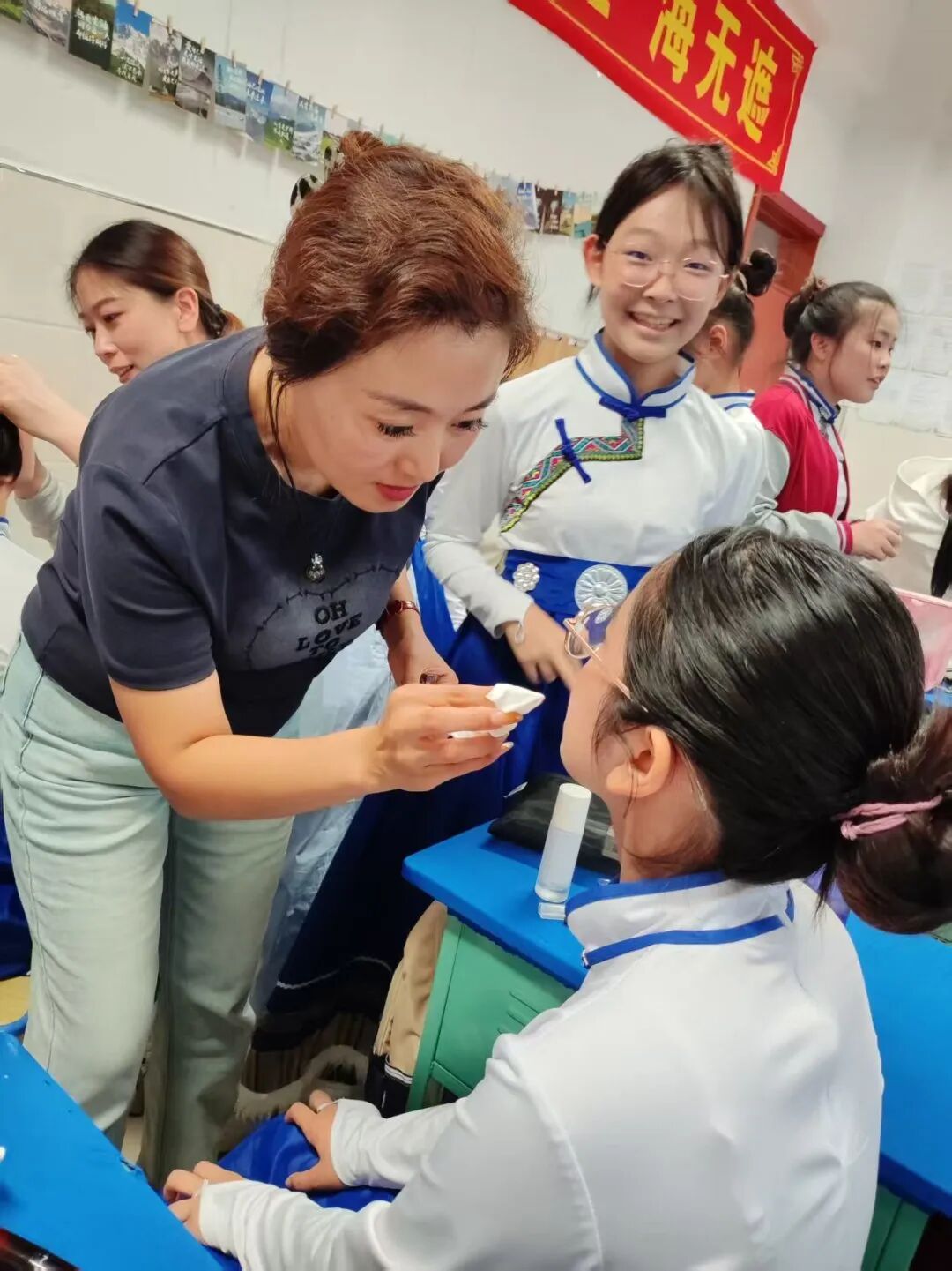 【立小•德育】泪目!六年级学生用红歌致敬信仰,回忆杀来袭,感动全场!