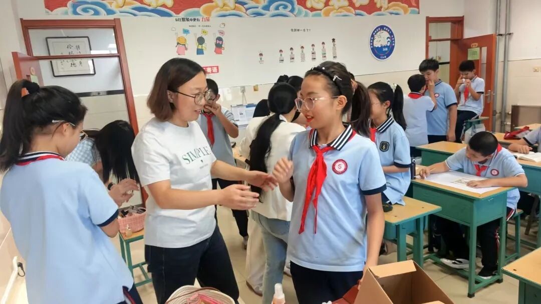 【立小•德育】泪目!六年级学生用红歌致敬信仰,回忆杀来袭,感动全场!