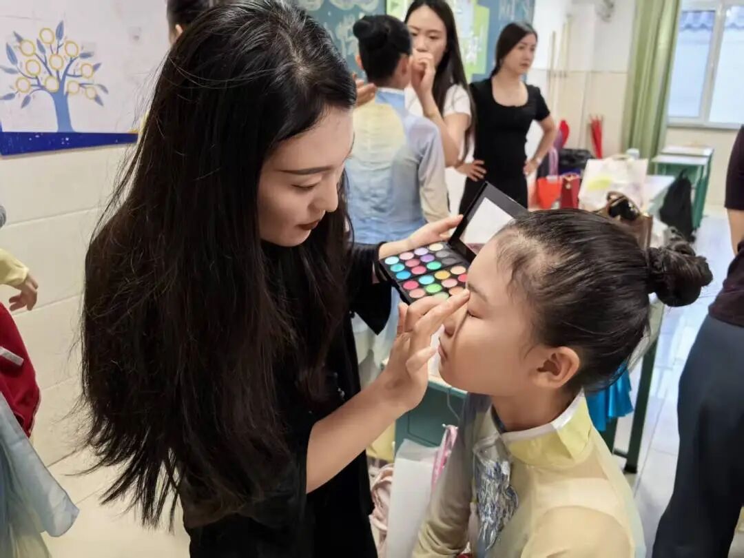 【立小•德育】泪目!六年级学生用红歌致敬信仰,回忆杀来袭,感动全场!