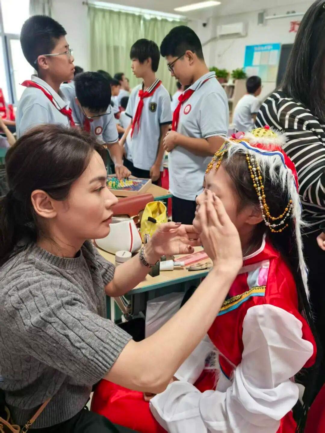 【立小•德育】泪目!六年级学生用红歌致敬信仰,回忆杀来袭,感动全场!