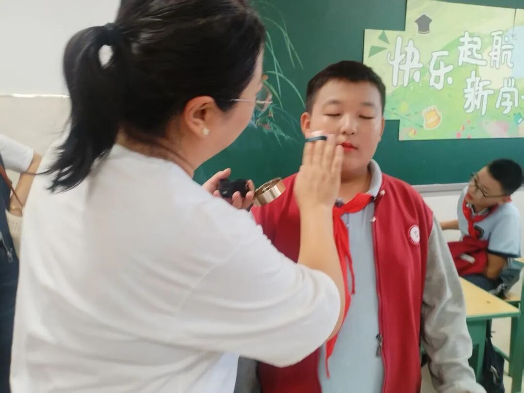 【立小•德育】泪目!六年级学生用红歌致敬信仰,回忆杀来袭,感动全场!