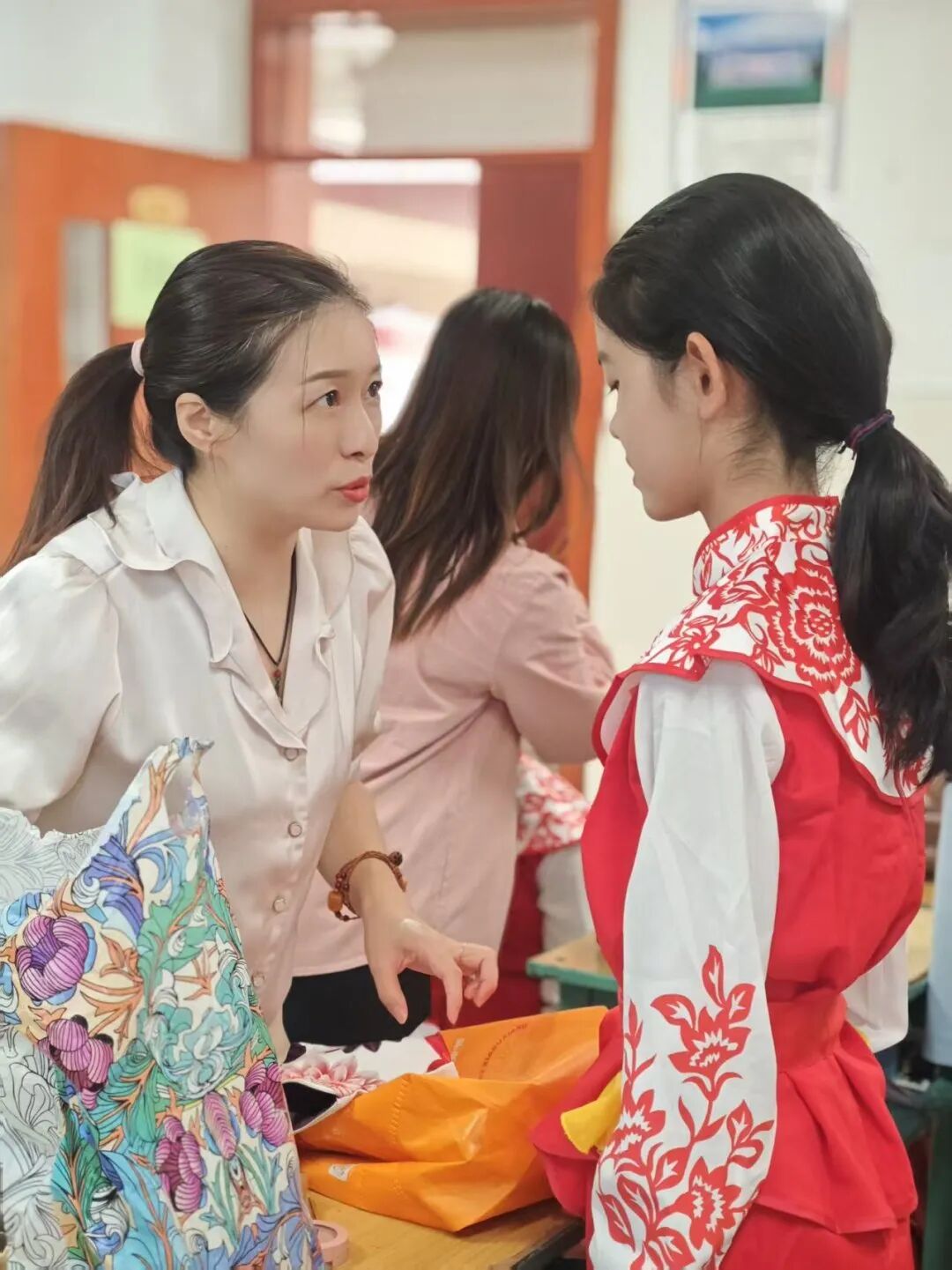 【立小•德育】泪目!六年级学生用红歌致敬信仰,回忆杀来袭,感动全场!