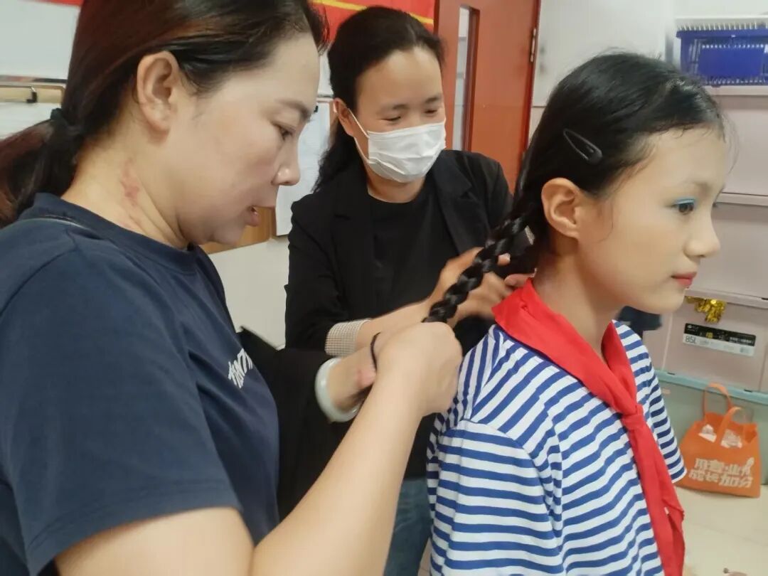 【立小•德育】泪目!六年级学生用红歌致敬信仰,回忆杀来袭,感动全场!