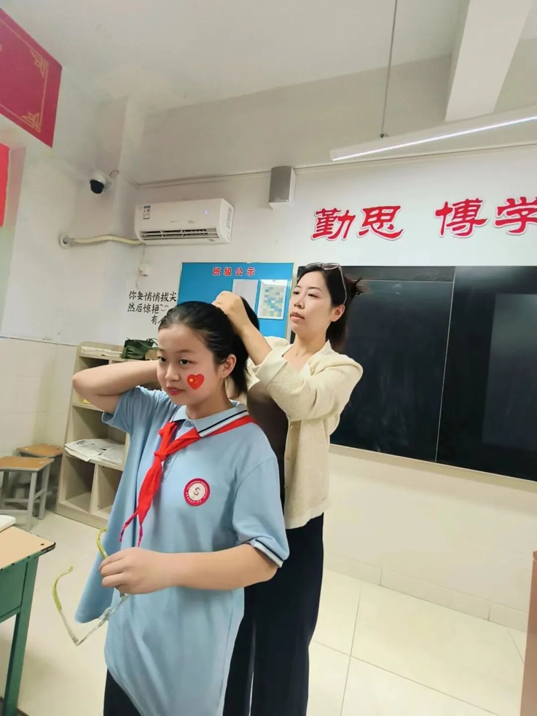 【立小•德育】泪目!六年级学生用红歌致敬信仰,回忆杀来袭,感动全场!