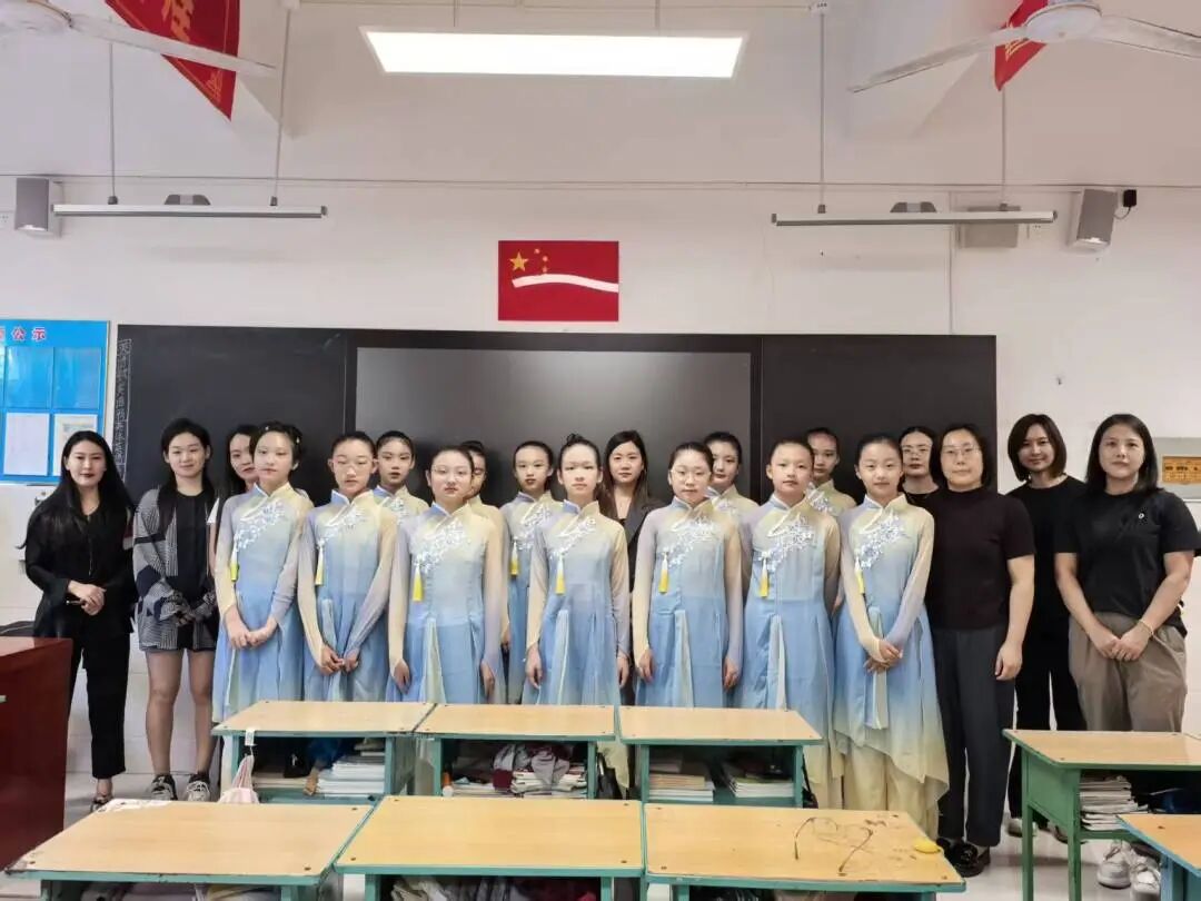 【立小•德育】泪目!六年级学生用红歌致敬信仰,回忆杀来袭,感动全场!