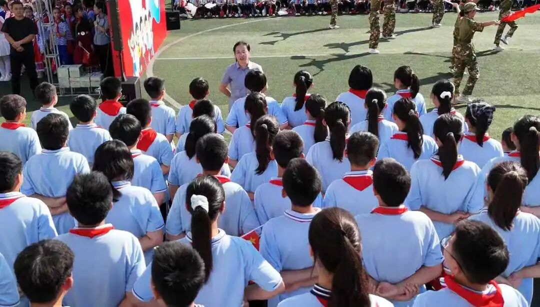 【立小•德育】泪目!六年级学生用红歌致敬信仰,回忆杀来袭,感动全场!