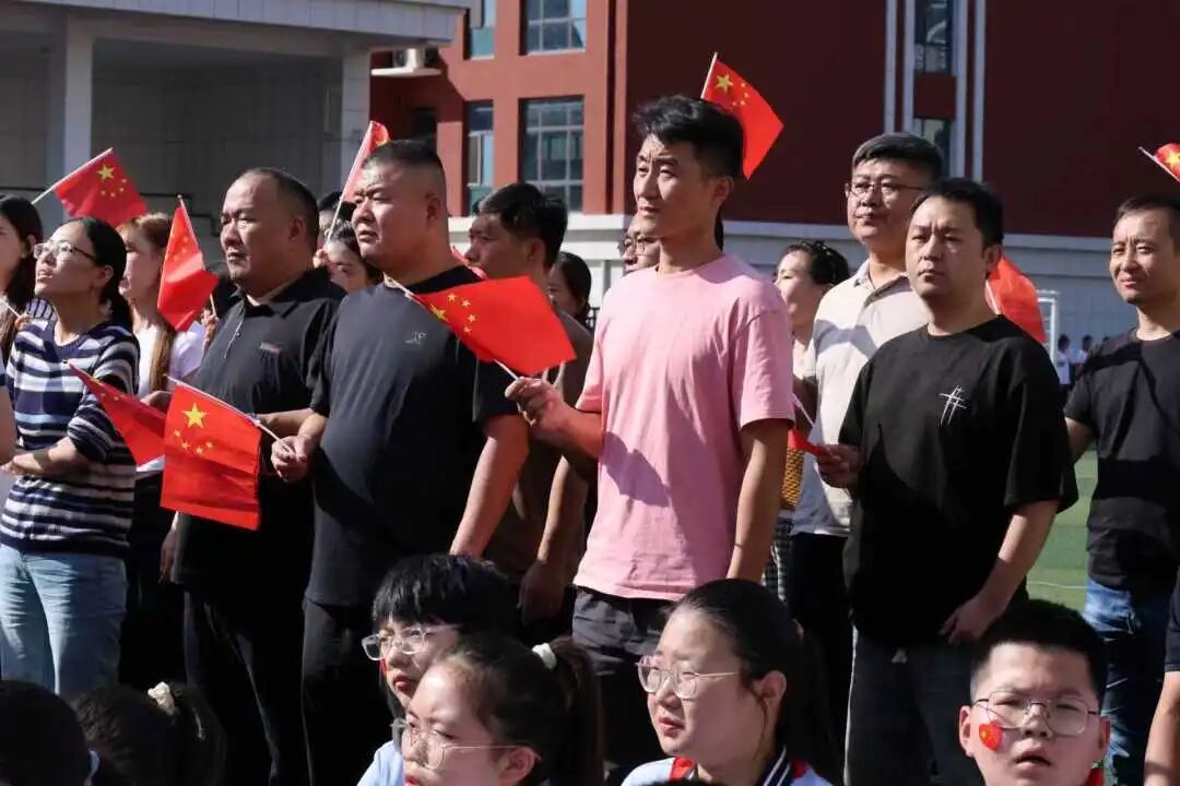 【立小•德育】泪目!六年级学生用红歌致敬信仰,回忆杀来袭,感动全场!