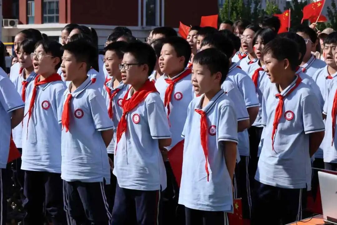 【立小•德育】泪目!六年级学生用红歌致敬信仰,回忆杀来袭,感动全场!