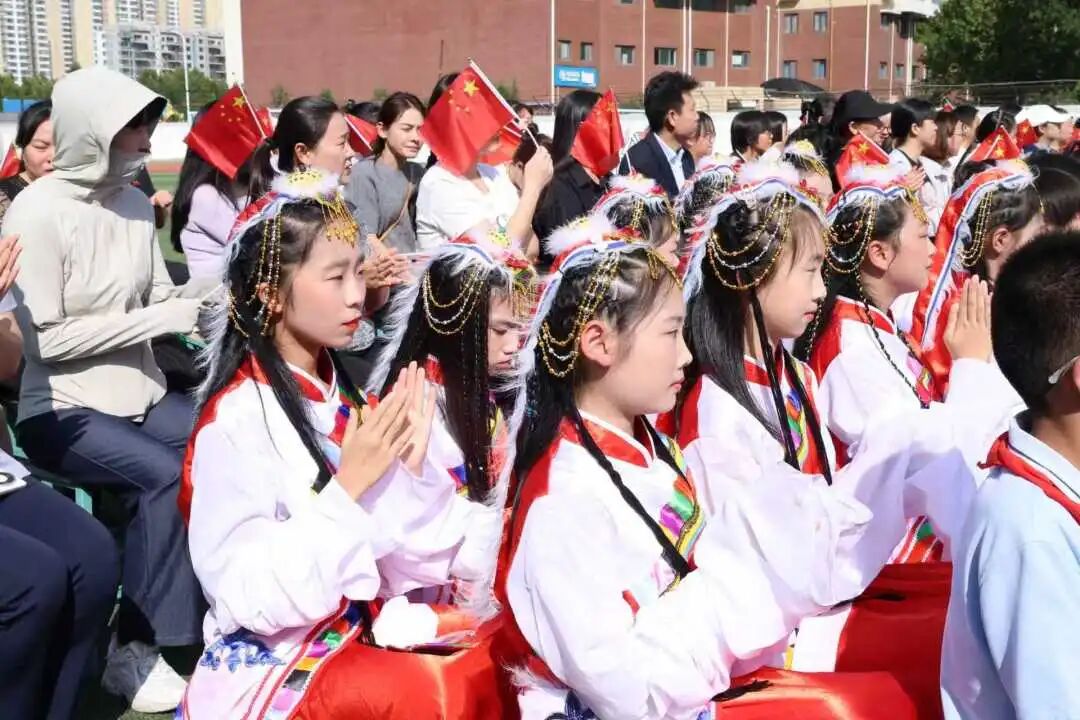 【立小•德育】泪目!六年级学生用红歌致敬信仰,回忆杀来袭,感动全场!