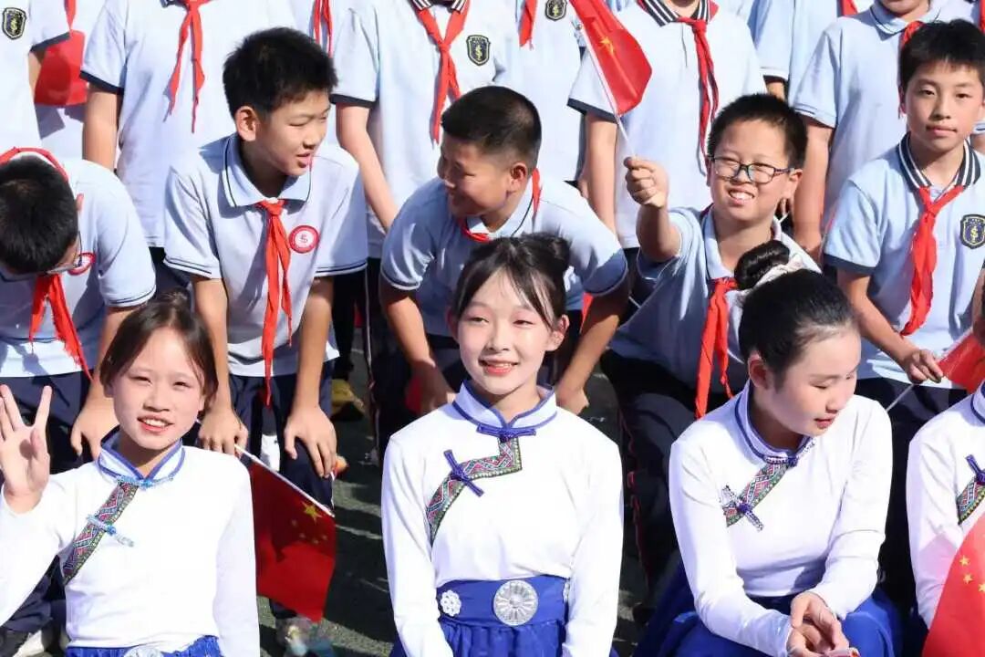 【立小•德育】泪目!六年级学生用红歌致敬信仰,回忆杀来袭,感动全场!