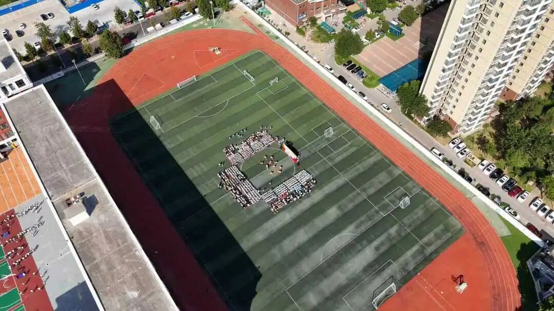 【立小•德育】泪目!六年级学生用红歌致敬信仰,回忆杀来袭,感动全场!