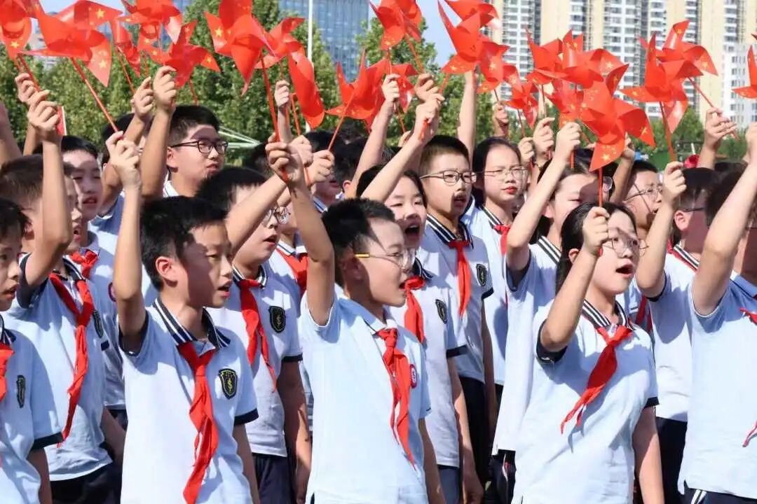 【立小•德育】泪目!六年级学生用红歌致敬信仰,回忆杀来袭,感动全场!