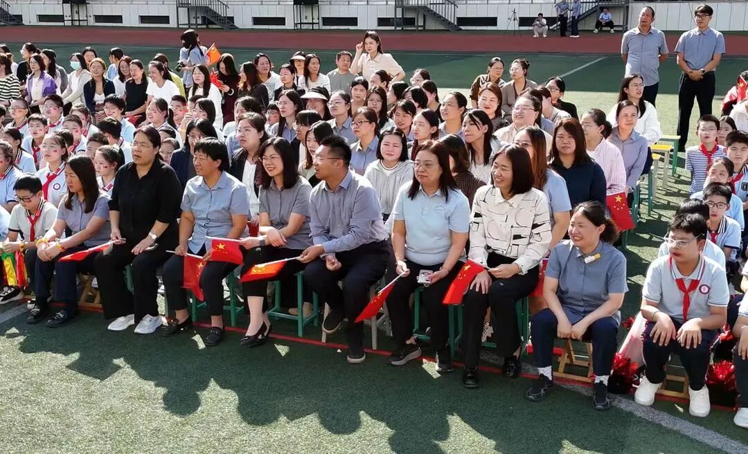 【立小•德育】泪目!六年级学生用红歌致敬信仰,回忆杀来袭,感动全场!