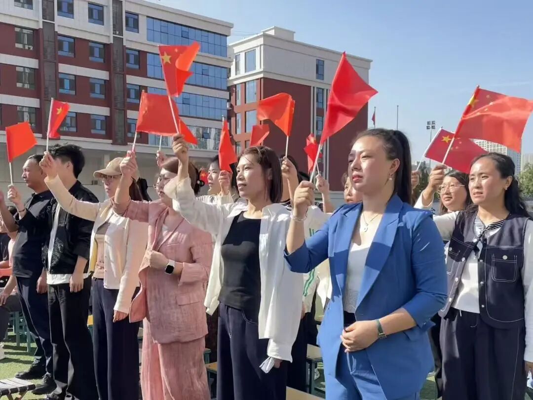 【立小•德育】泪目!六年级学生用红歌致敬信仰,回忆杀来袭,感动全场!