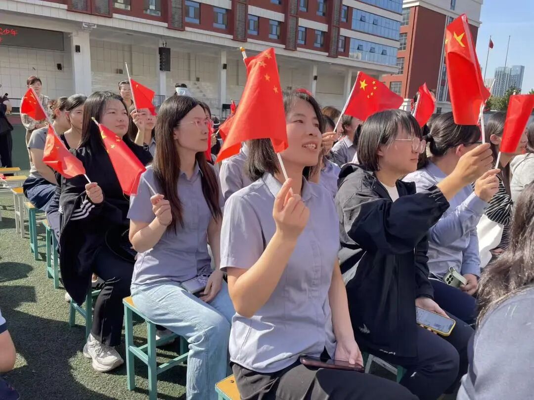 【立小•德育】泪目!六年级学生用红歌致敬信仰,回忆杀来袭,感动全场!