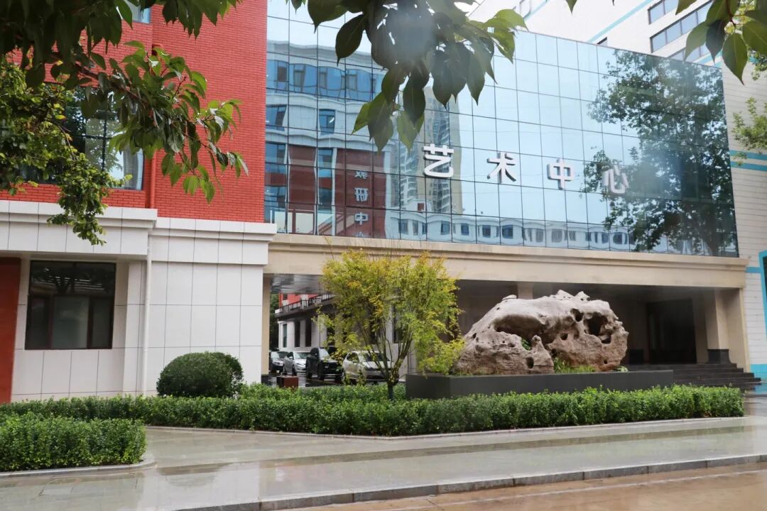 雨中秋色，私立一中美成一幅画！