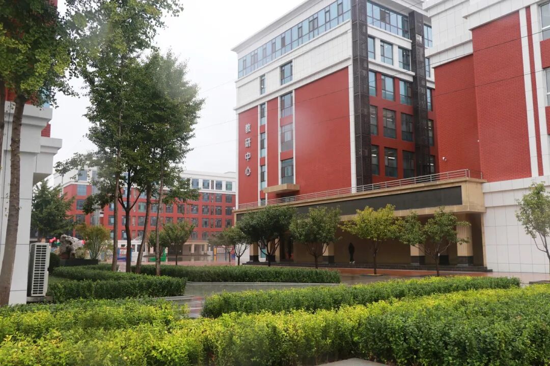 雨中秋色，私立一中美成一幅画！