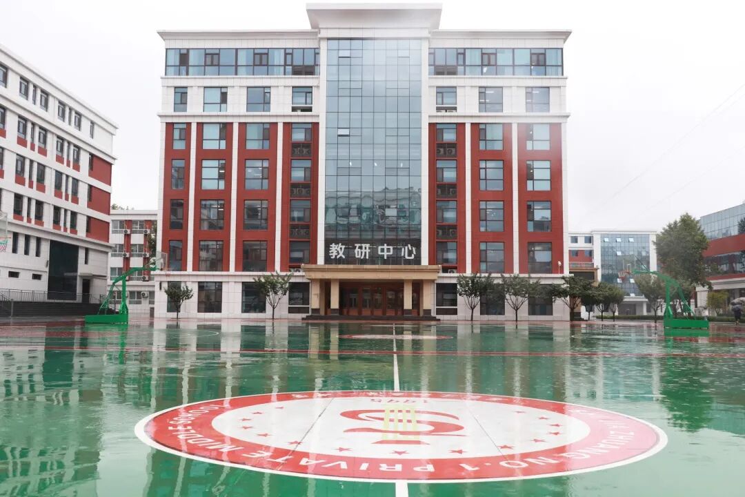 雨中秋色，私立一中美成一幅画！