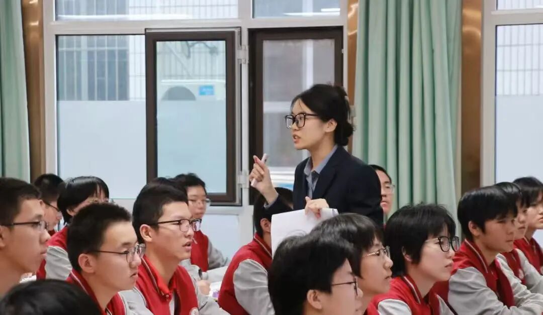 雨中秋色，私立一中美成一幅画！