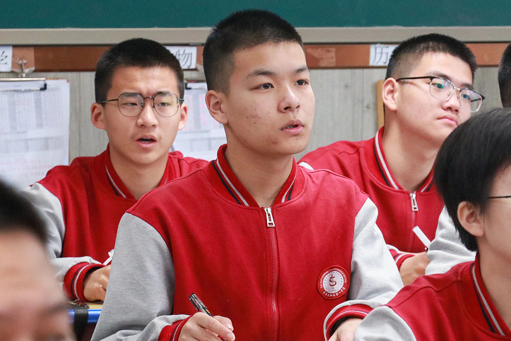 雨中秋色，私立一中美成一幅画！