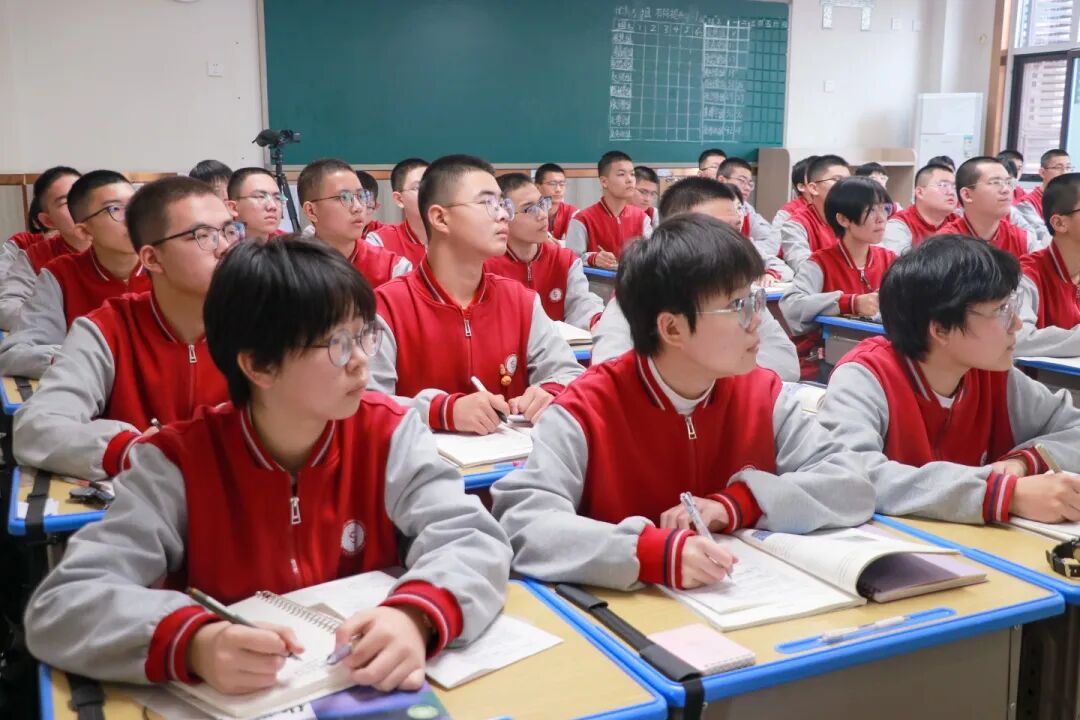 雨中秋色，私立一中美成一幅画！