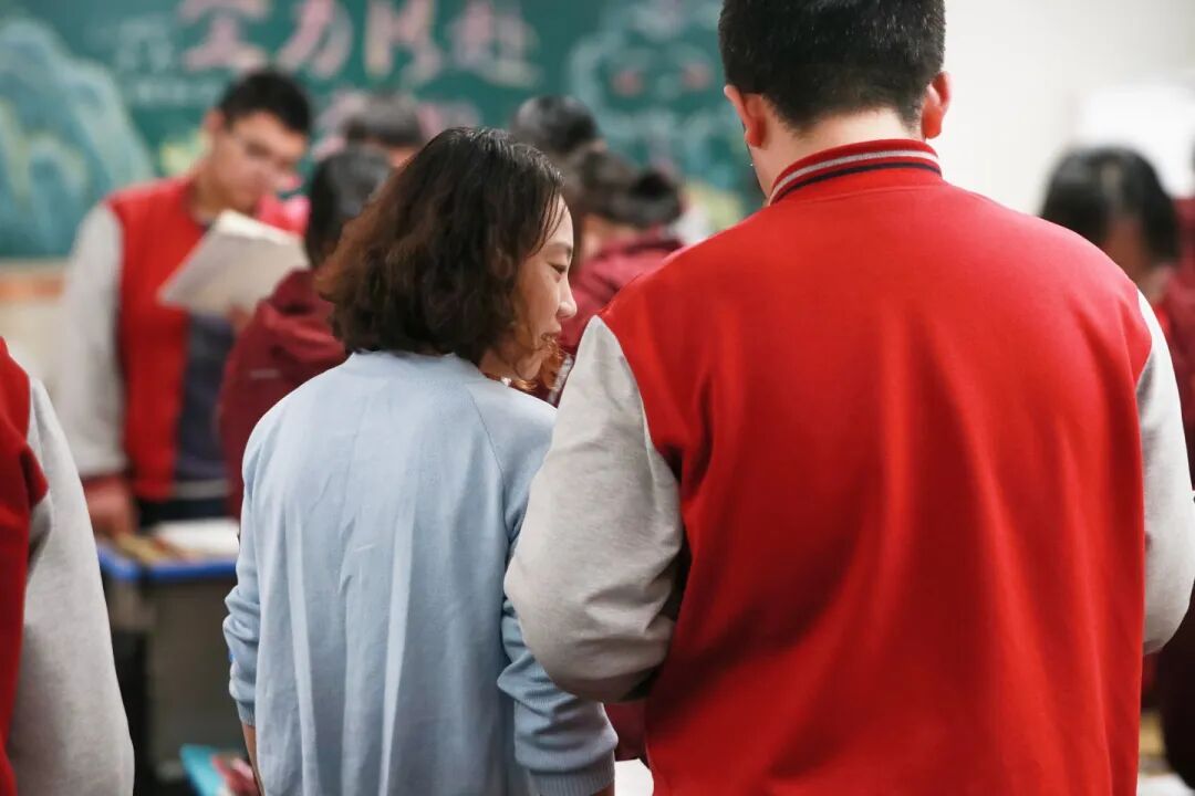 那个背影,定格在私立一中学生的青春里