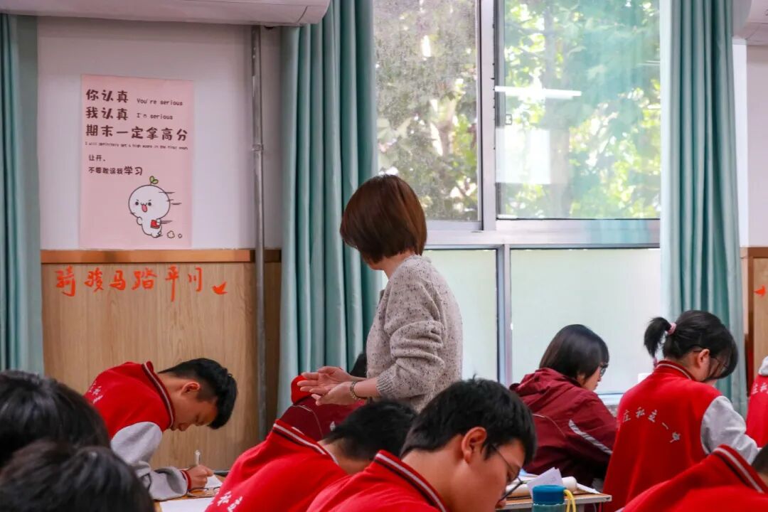 那个背影,定格在私立一中学生的青春里