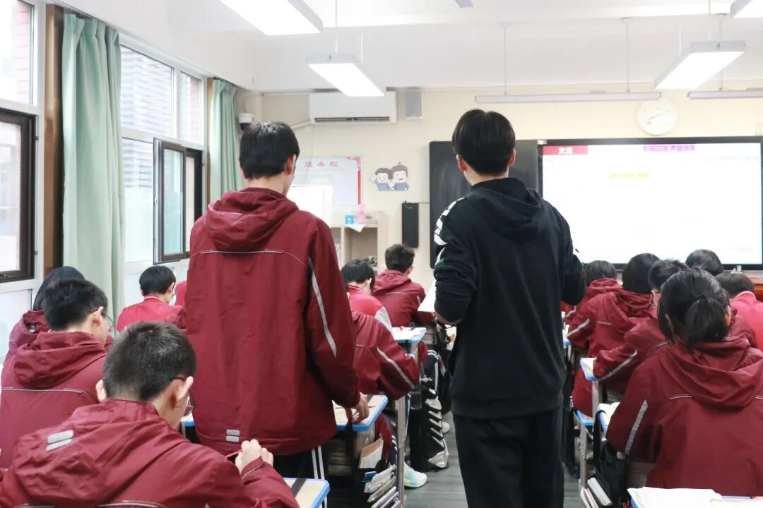 那个背影,定格在私立一中学生的青春里