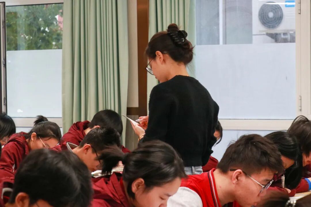 那个背影,定格在私立一中学生的青春里