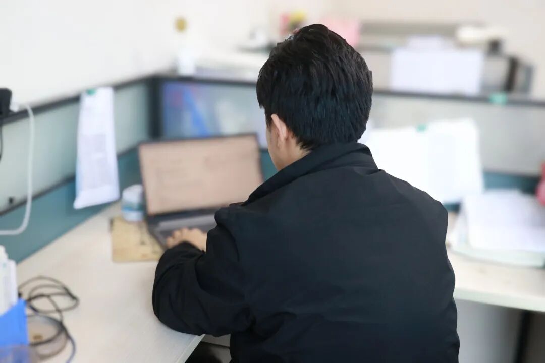 那个背影,定格在私立一中学生的青春里