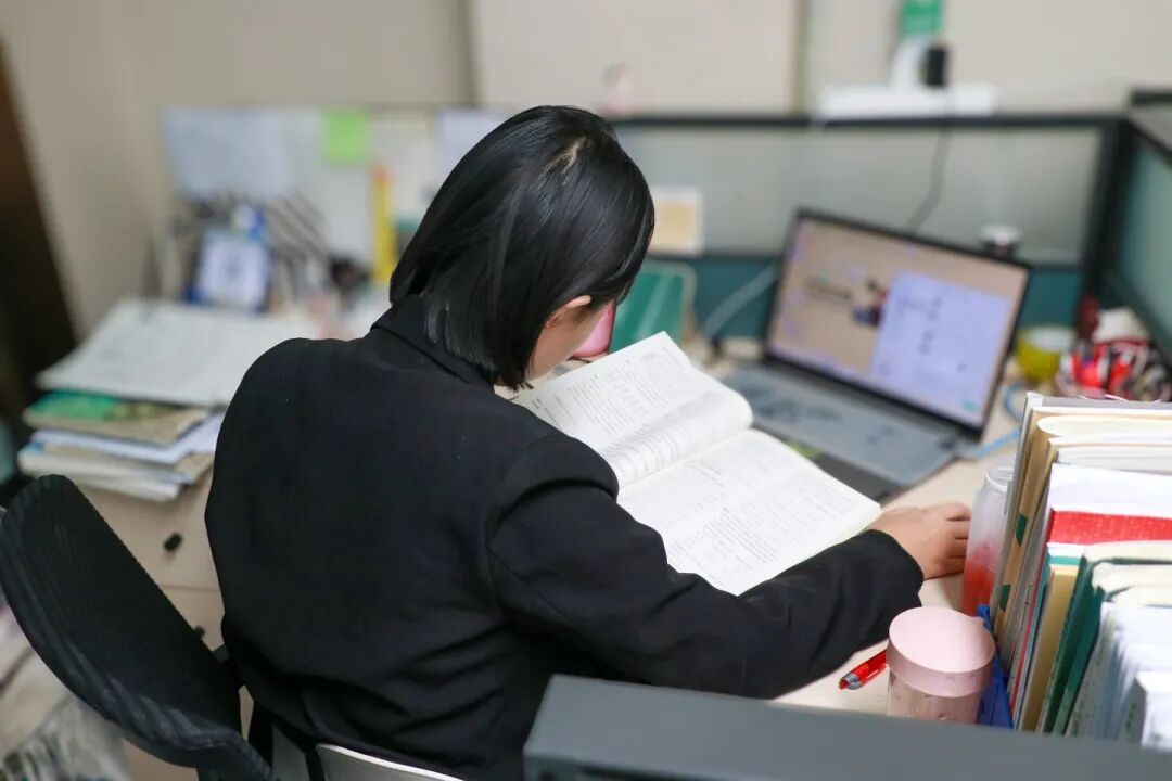 那个背影,定格在私立一中学生的青春里