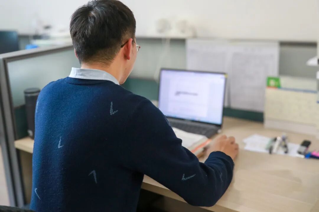 那个背影,定格在私立一中学生的青春里