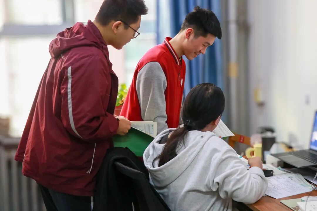 那个背影,定格在私立一中学生的青春里