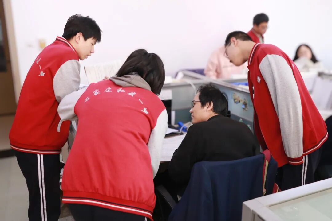 那个背影,定格在私立一中学生的青春里