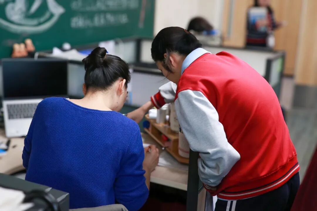 那个背影,定格在私立一中学生的青春里