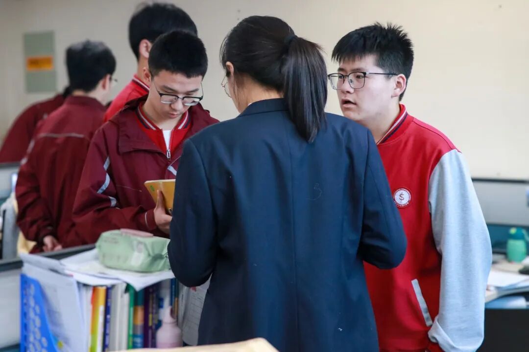 那个背影,定格在私立一中学生的青春里