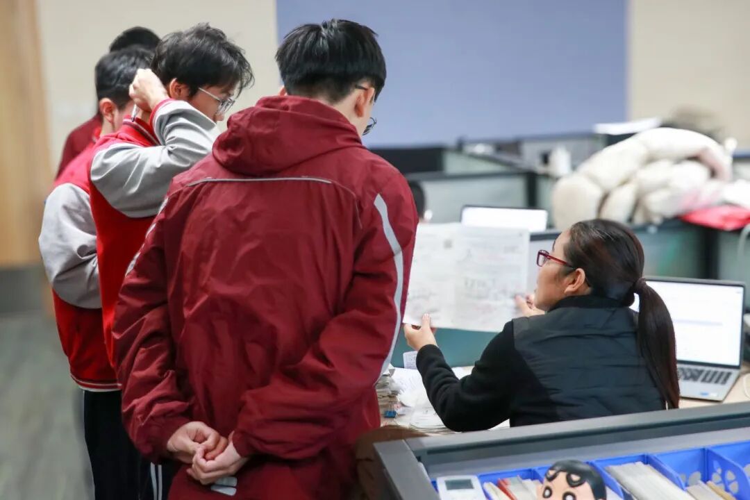 那个背影,定格在私立一中学生的青春里