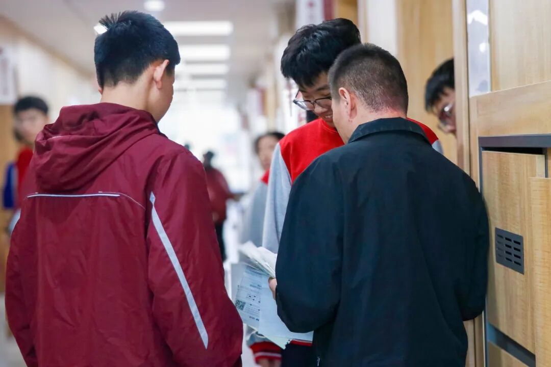 那个背影,定格在私立一中学生的青春里