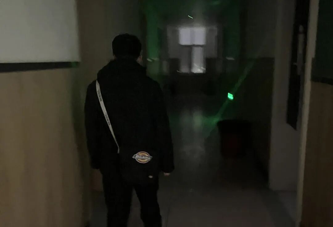 那个背影,定格在私立一中学生的青春里