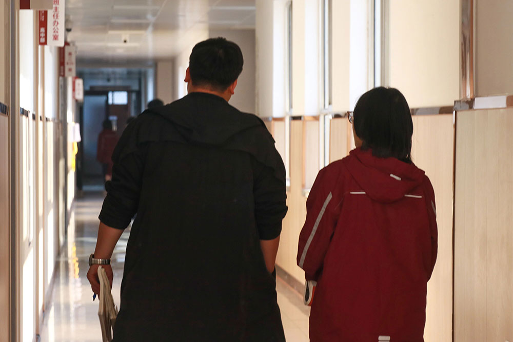 那个背影,定格在私立一中学生的青春里