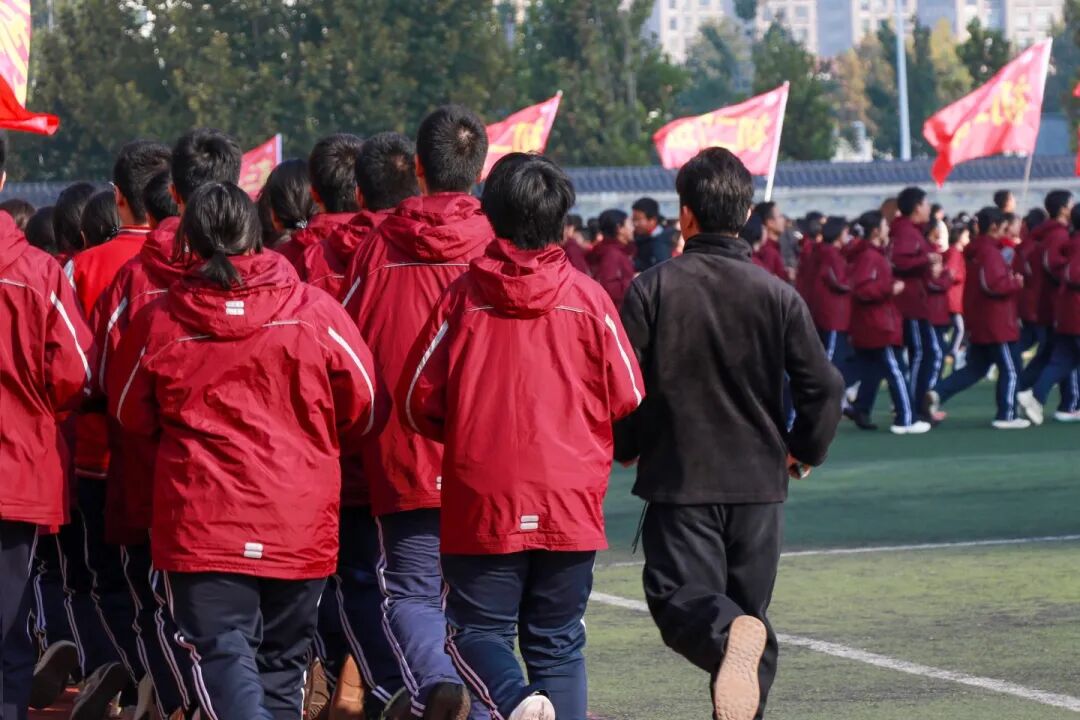 那个背影,定格在私立一中学生的青春里