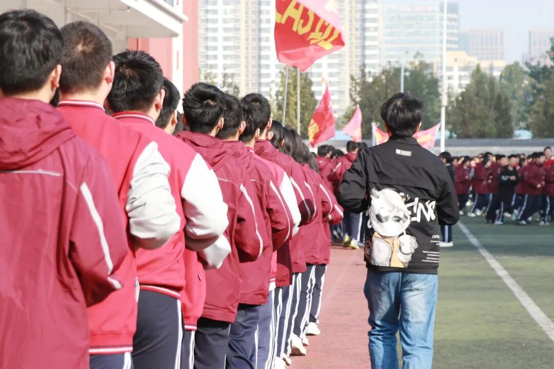 那个背影,定格在私立一中学生的青春里