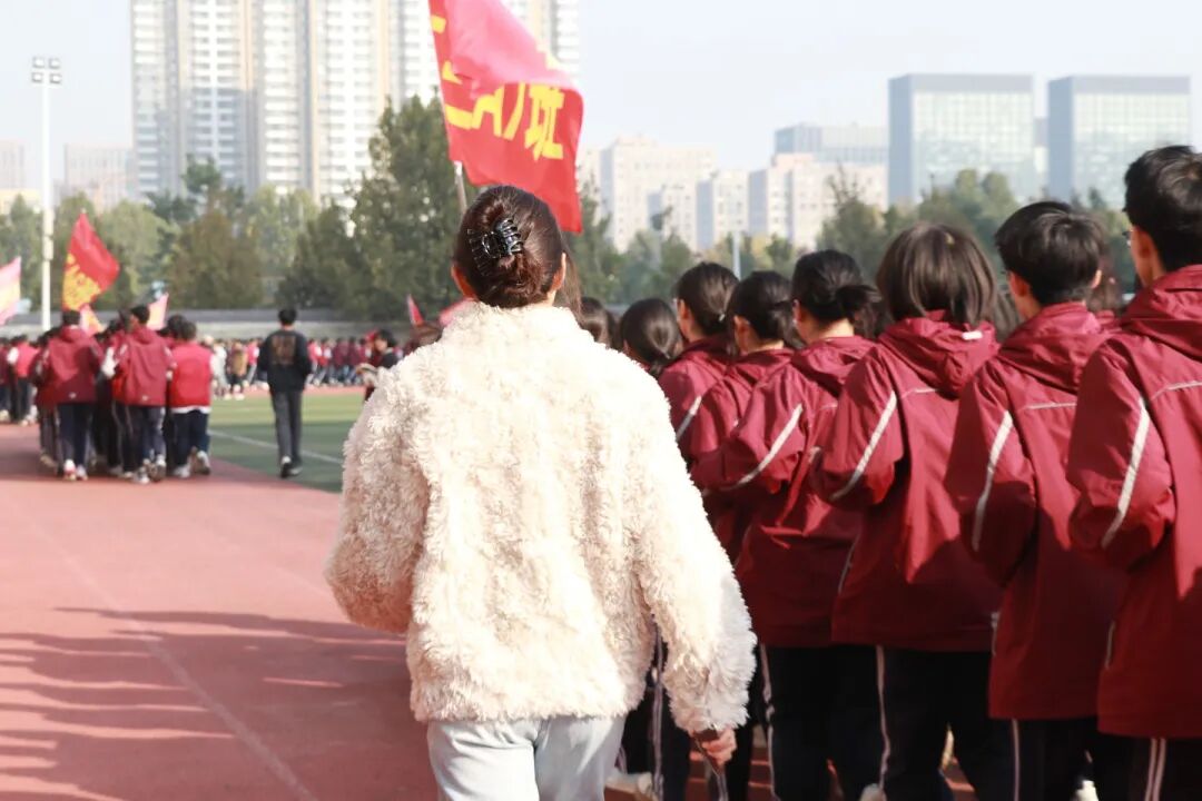 那个背影,定格在私立一中学生的青春里