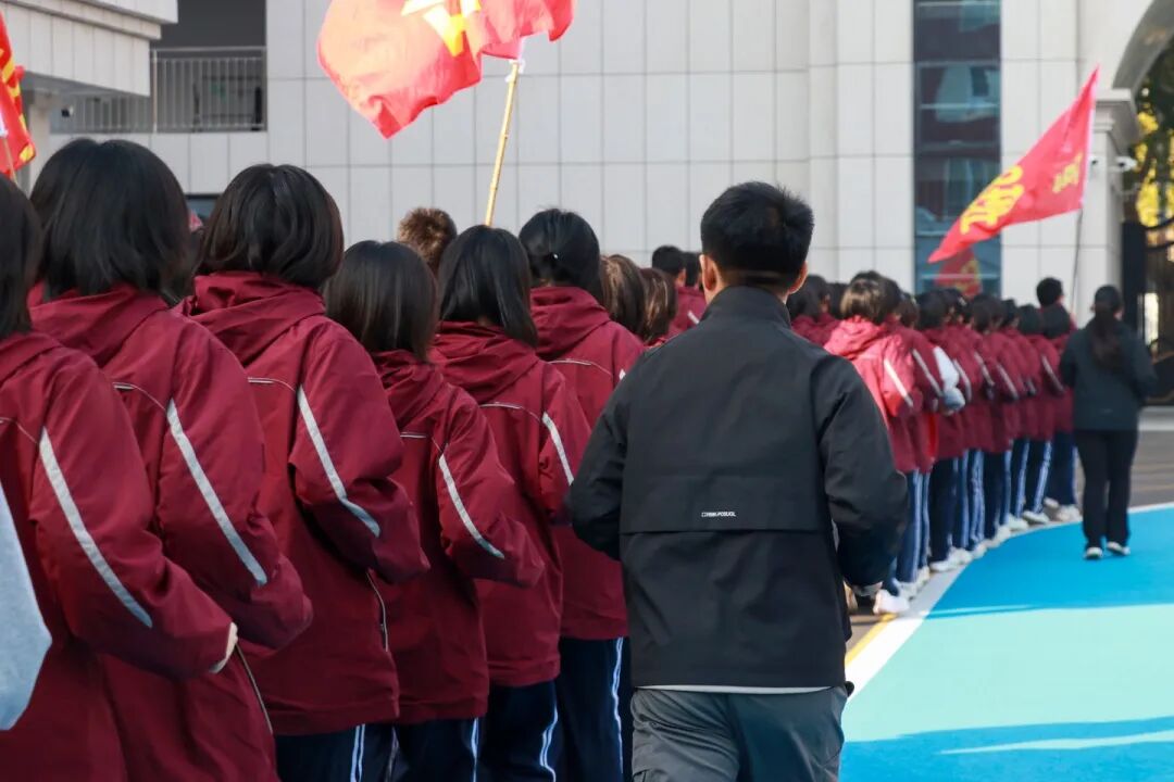 那个背影,定格在私立一中学生的青春里