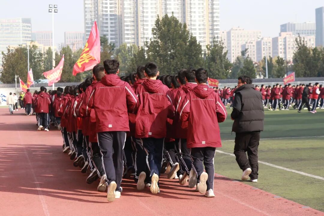 那个背影,定格在私立一中学生的青春里