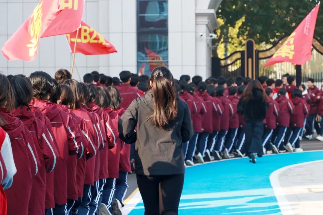 那个背影,定格在私立一中学生的青春里