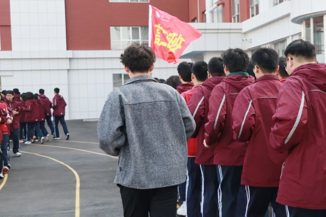 那个背影,定格在私立一中学生的青春里